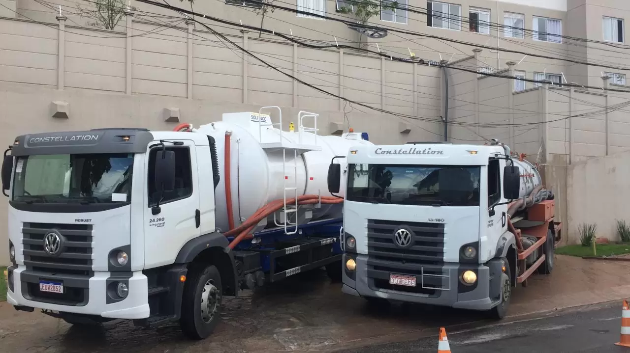 Frota de caminhões auto vácuo da Desentupidora Haytec